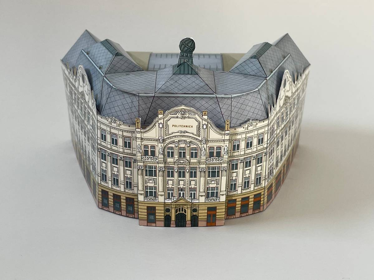 Palatul_Lloyd_-_fatada_intrare_vedere_sus